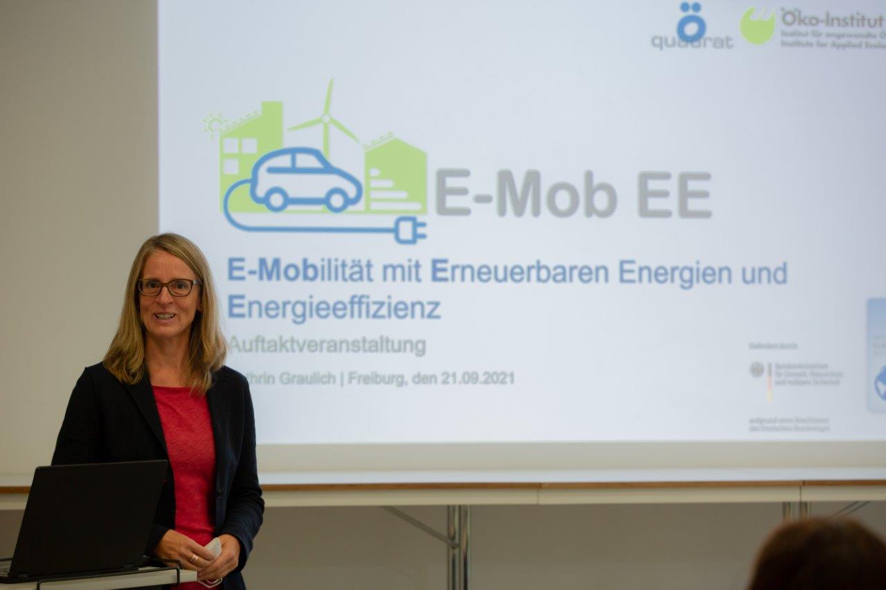 Kathrin Graulich (Projektleiterin am Öko-Institut) stellt das Projekt E-Mob EE vor. 